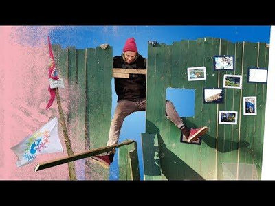 Kliemannsland-Museumszaun mit Fahnenmast und Tramperbank | Kliemannsland