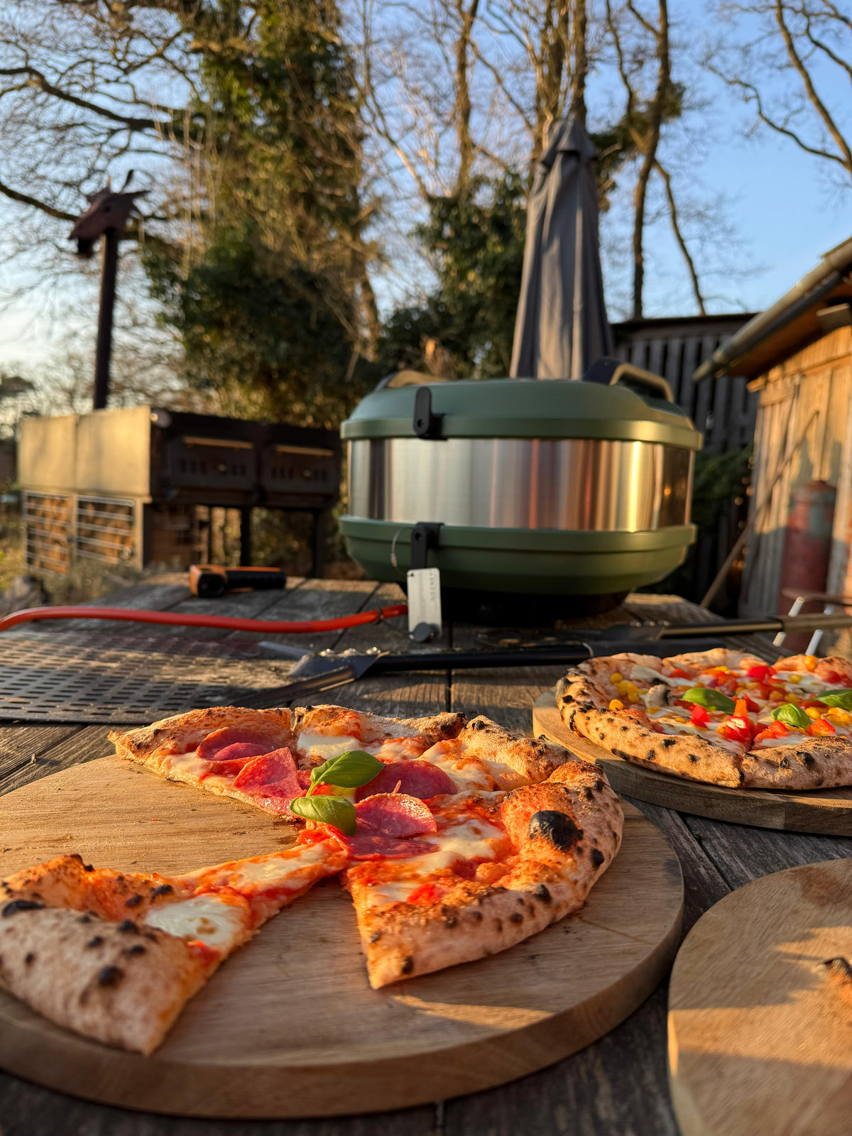 Selbst gemachte Pizzen draußen auf dem Hof, Pizzakurs im Kliemannsland