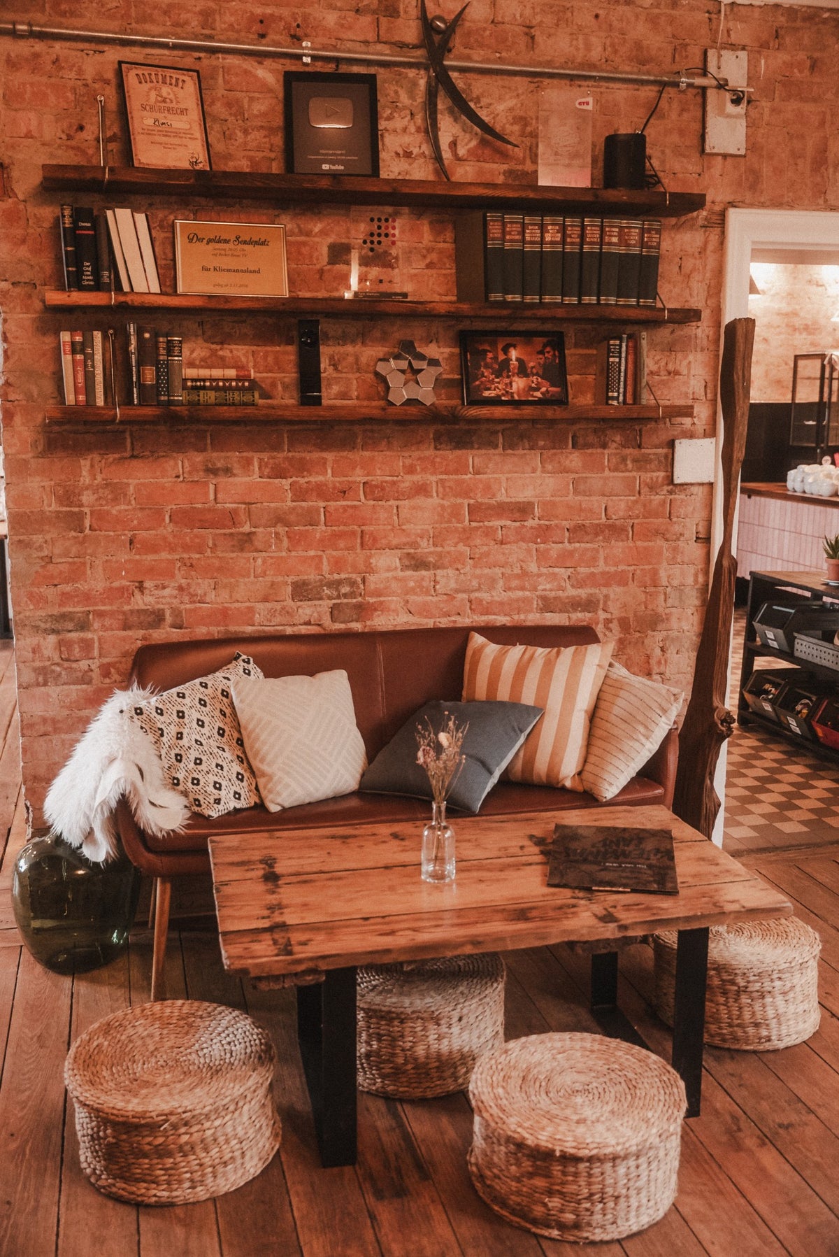 Gemütliche Sitzecke mit Sofa und Bücherregal im Café