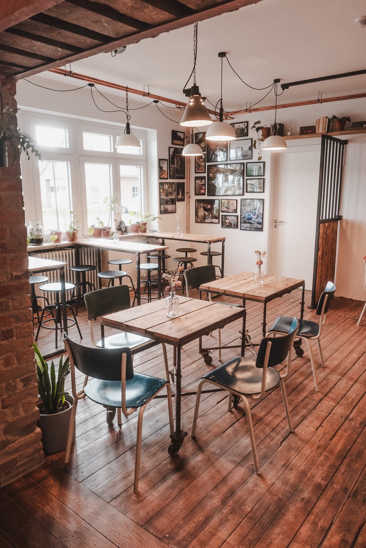 Tische am Fenster im Café des Kliemannslands