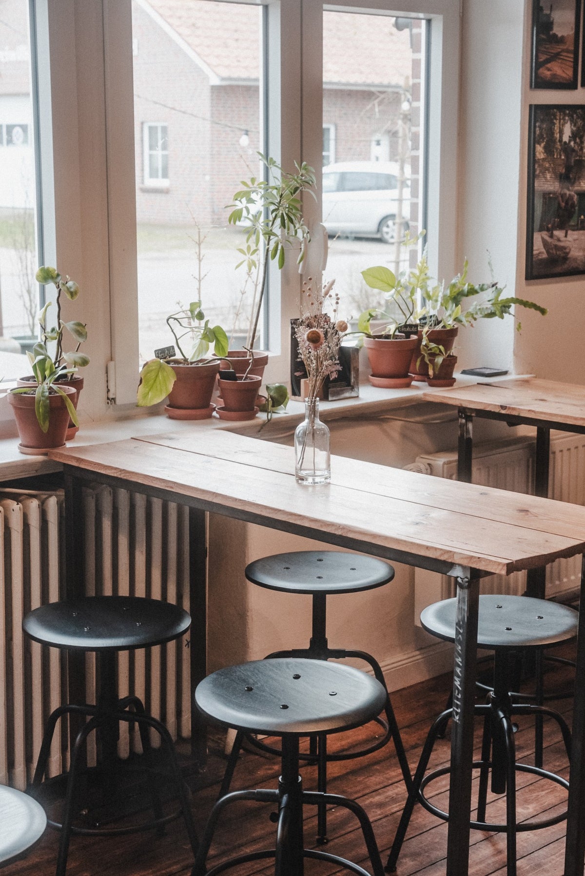 Stehtische mit Barhockern am Fenster im Café