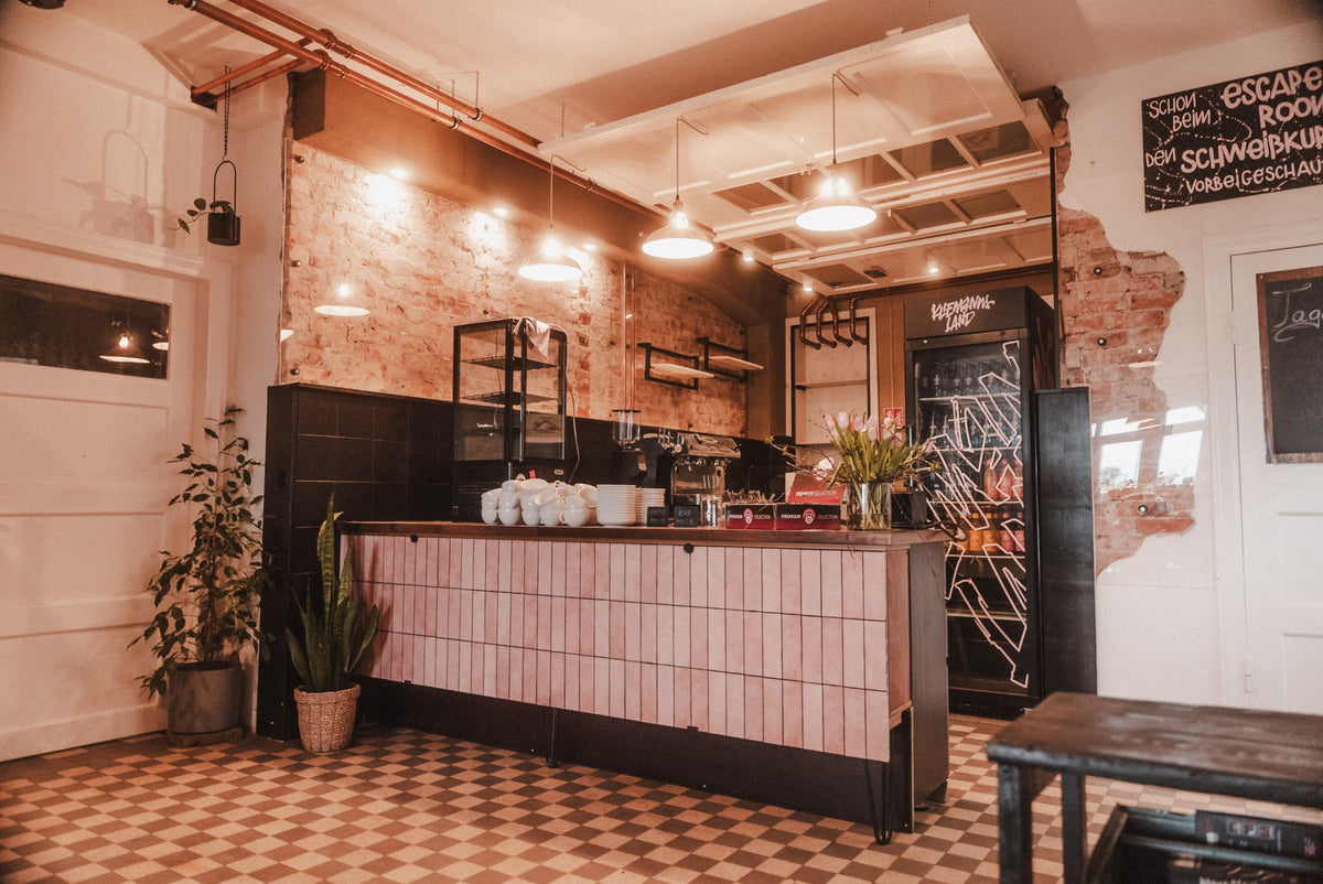 Theke mit Fliesen und Kaffeebar im Café des Kliemannslands