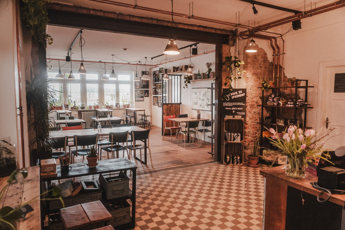 Theke und Gastraum mit Schachbrettboden im Café