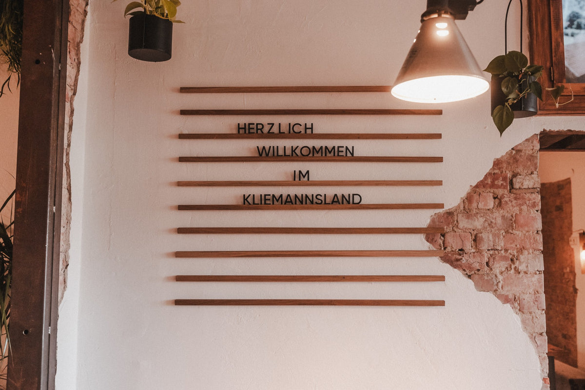 Schriftzug Herzlich willkommen im Kliemannsland an der Café-Wand