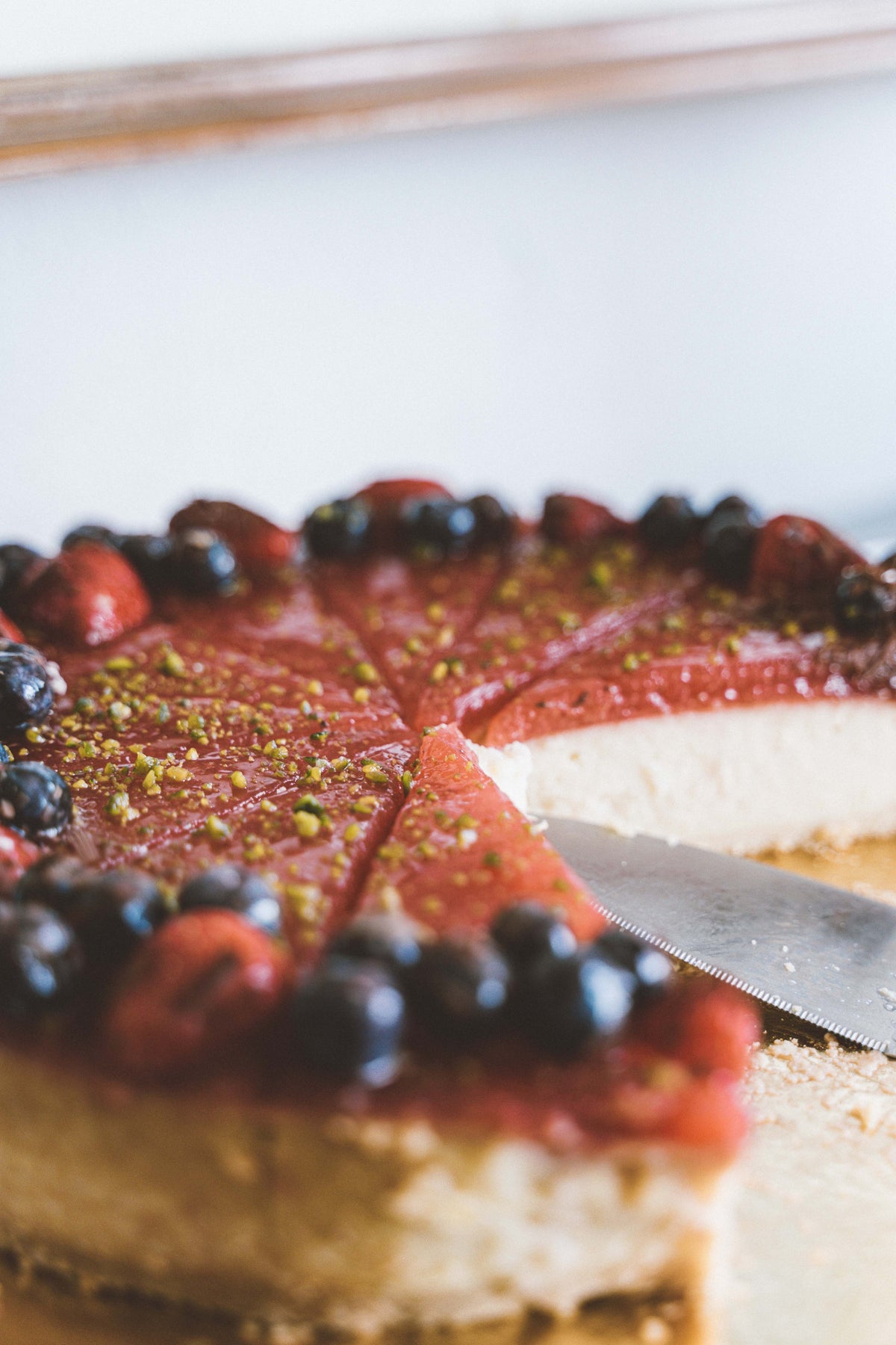Kuchen mit Beeren im Café