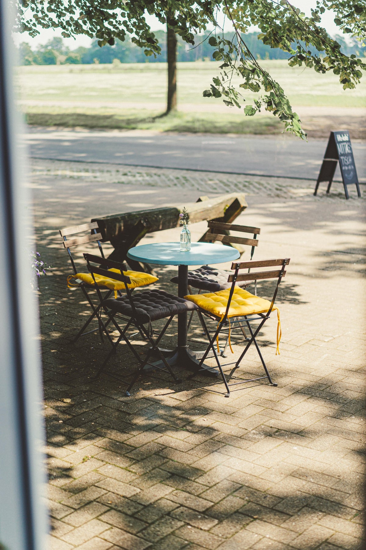 Sitzplätze draußen vor dem Café in der Sonne