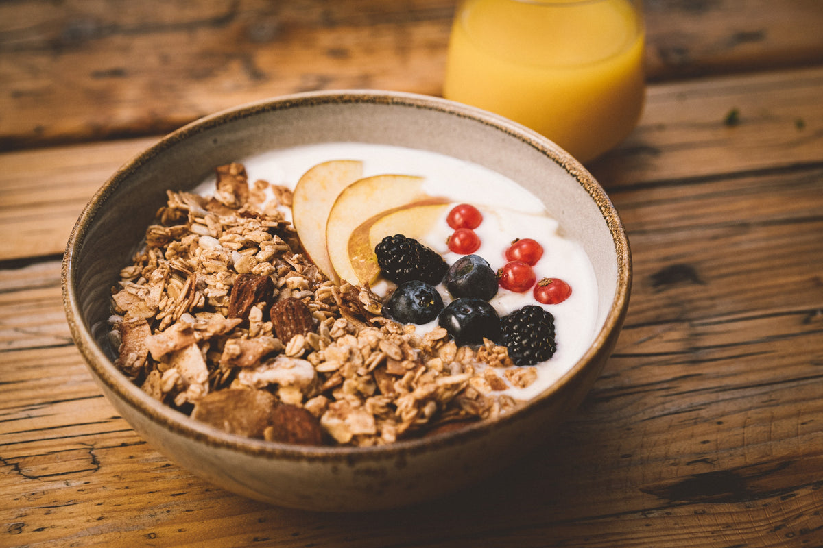 Frühstücksbowl mit Joghurt, Müsli und Beeren