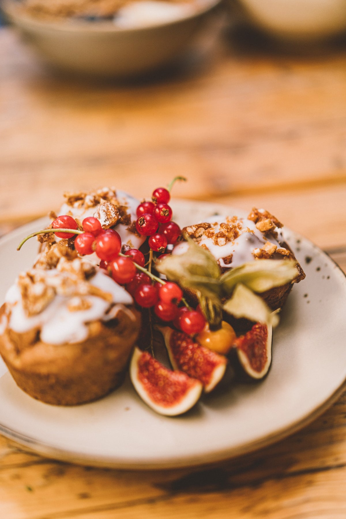 Süßes Gebäck mit Beeren und Feigen