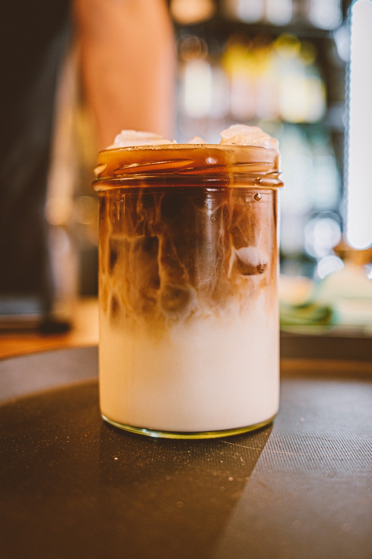 Eiskaffee im Glas auf der Theke