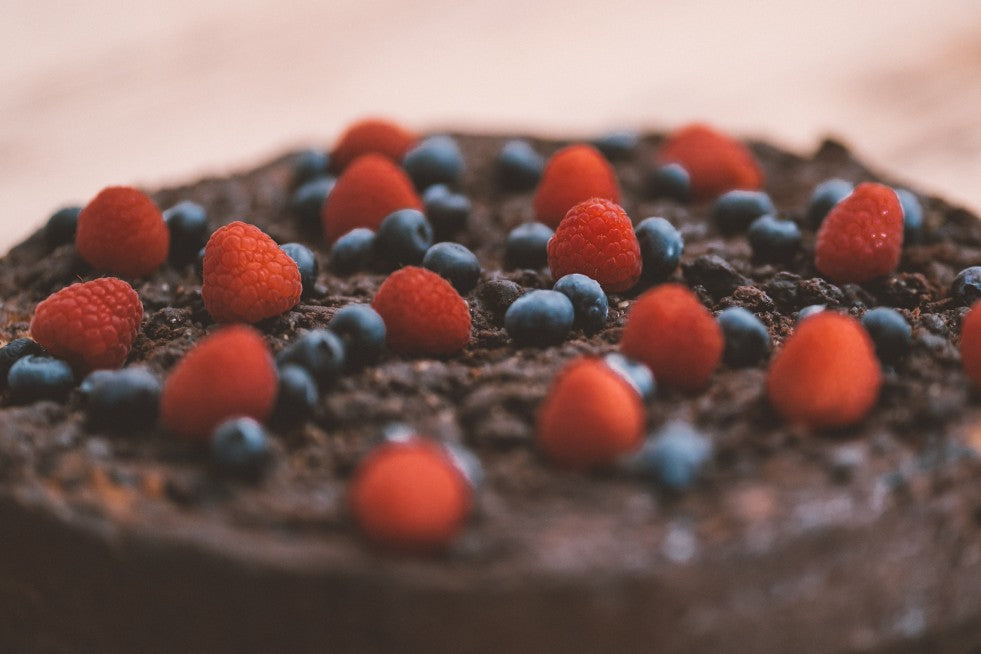 Schokoladenkuchen mit Himbeeren und Blaubeeren