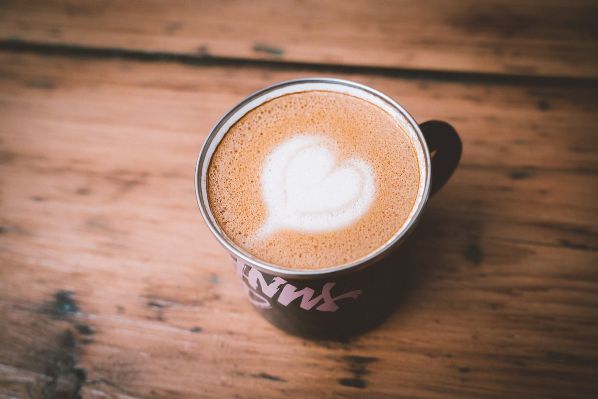 Cappuccino mit Latte Art in einer Kliemannsland-Tasse