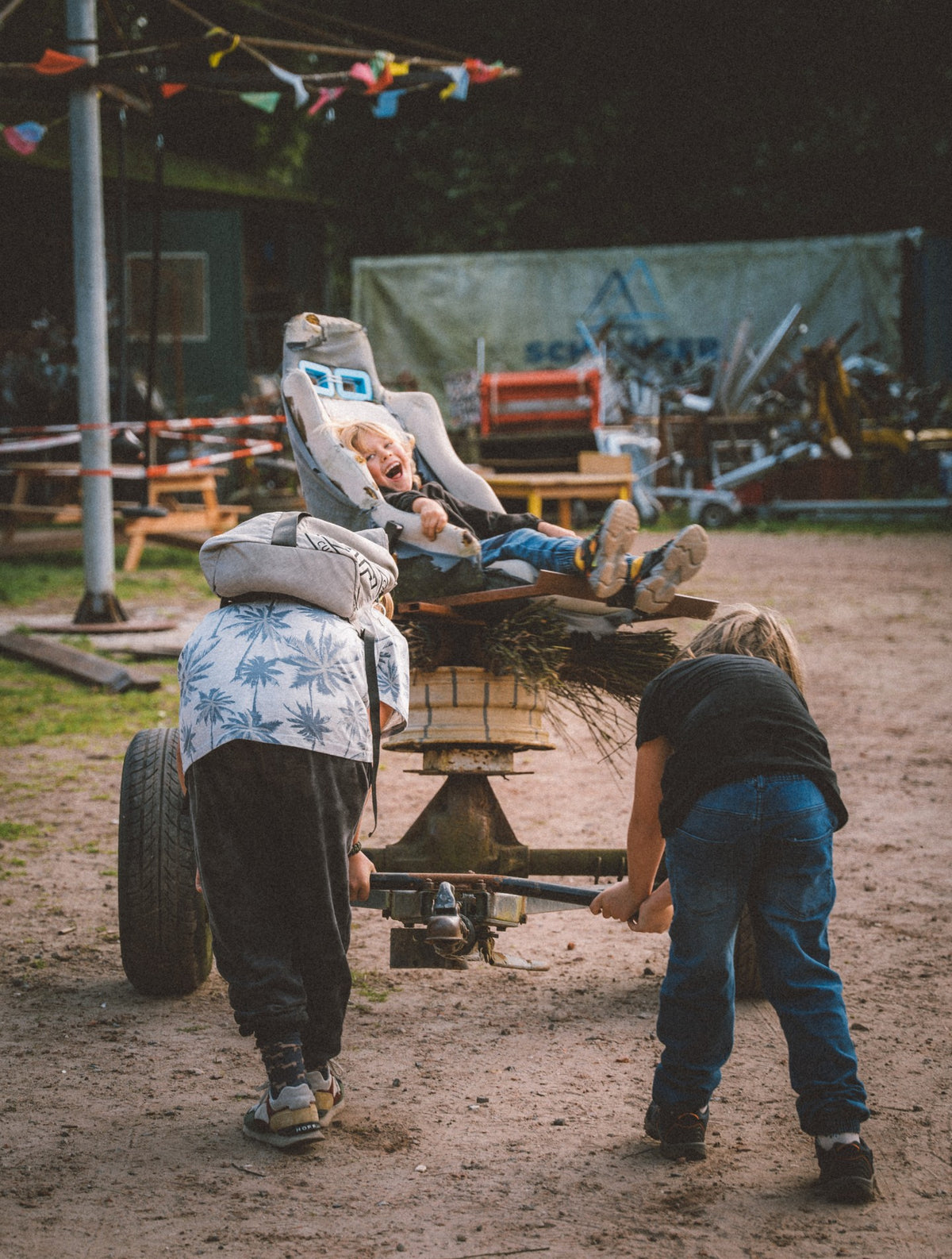 Gruppe schiebt eine selbstgebaute Karre über den Hof