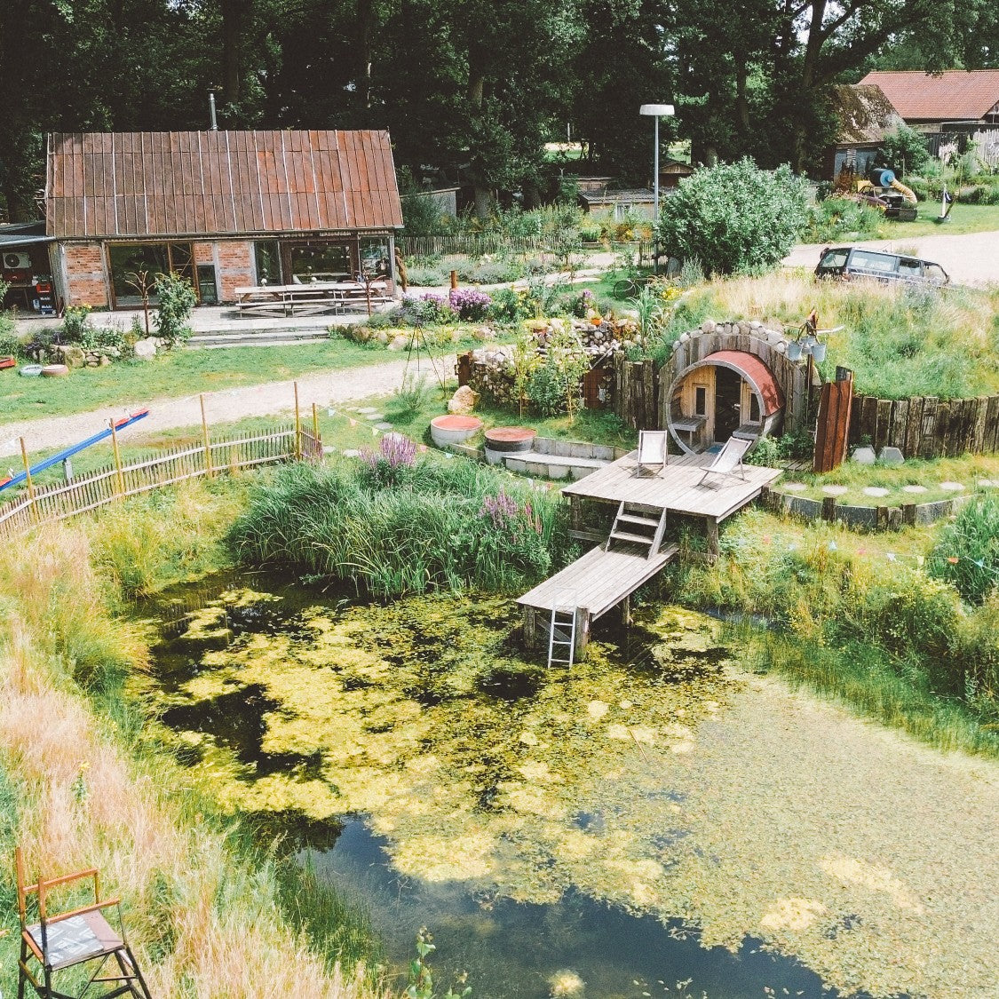Teich mit Steg und Erdsauna im Kliemannsland