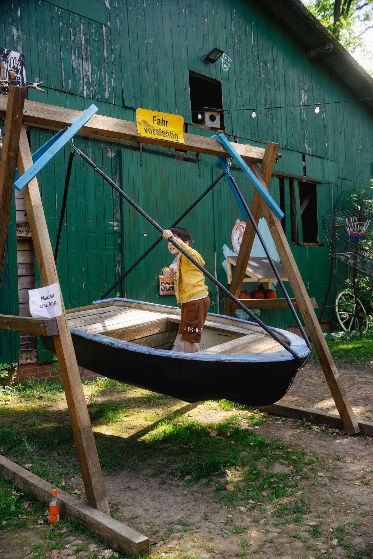 Bootsschaukel auf dem Hof im Kliemannsland