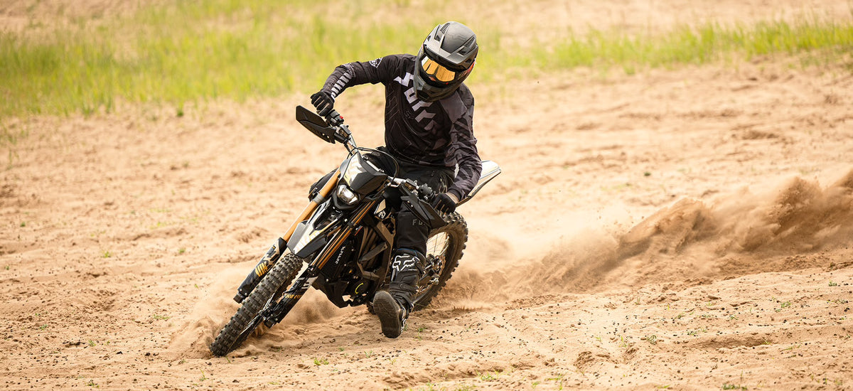 Surron Crossstrecke: E-Motorrad fahren im Kliemannsland