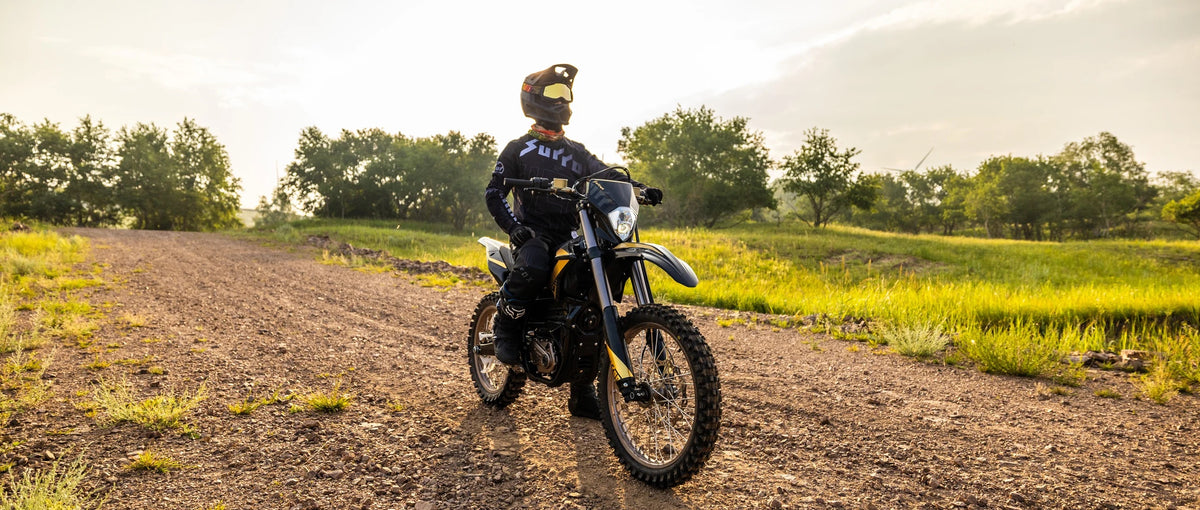 Surron Crossstrecke: E-Motorrad fahren im Kliemannsland