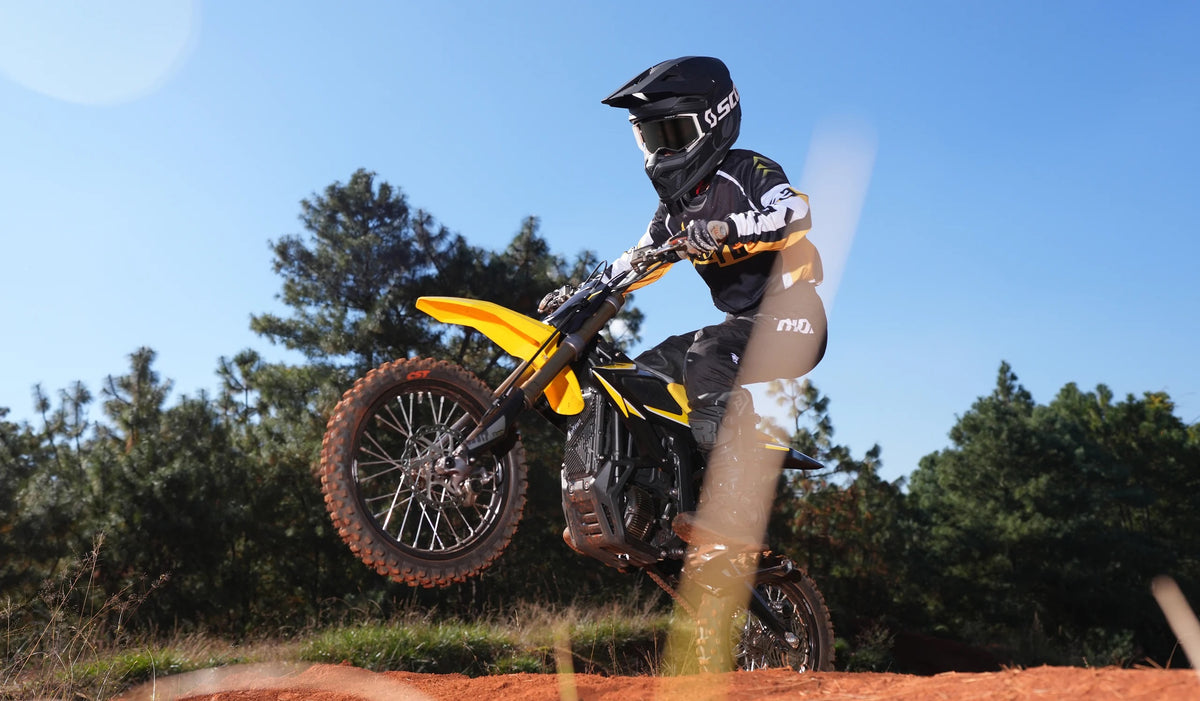 Surron Crossstrecke: E-Motorrad fahren im Kliemannsland