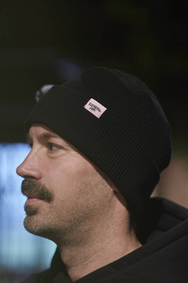 Schwarze Beanie Do it for yourself mit Kliemannsland-Label