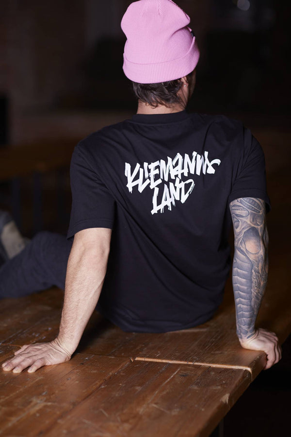 Schwarzes Logo Shirt mit weißem Kliemannsland-Print auf dem Rücken