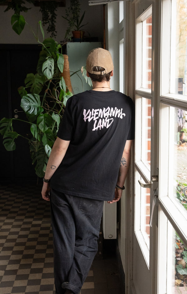 Rückenansicht schwarzes Kliemannsland T-Shirt mit Logo