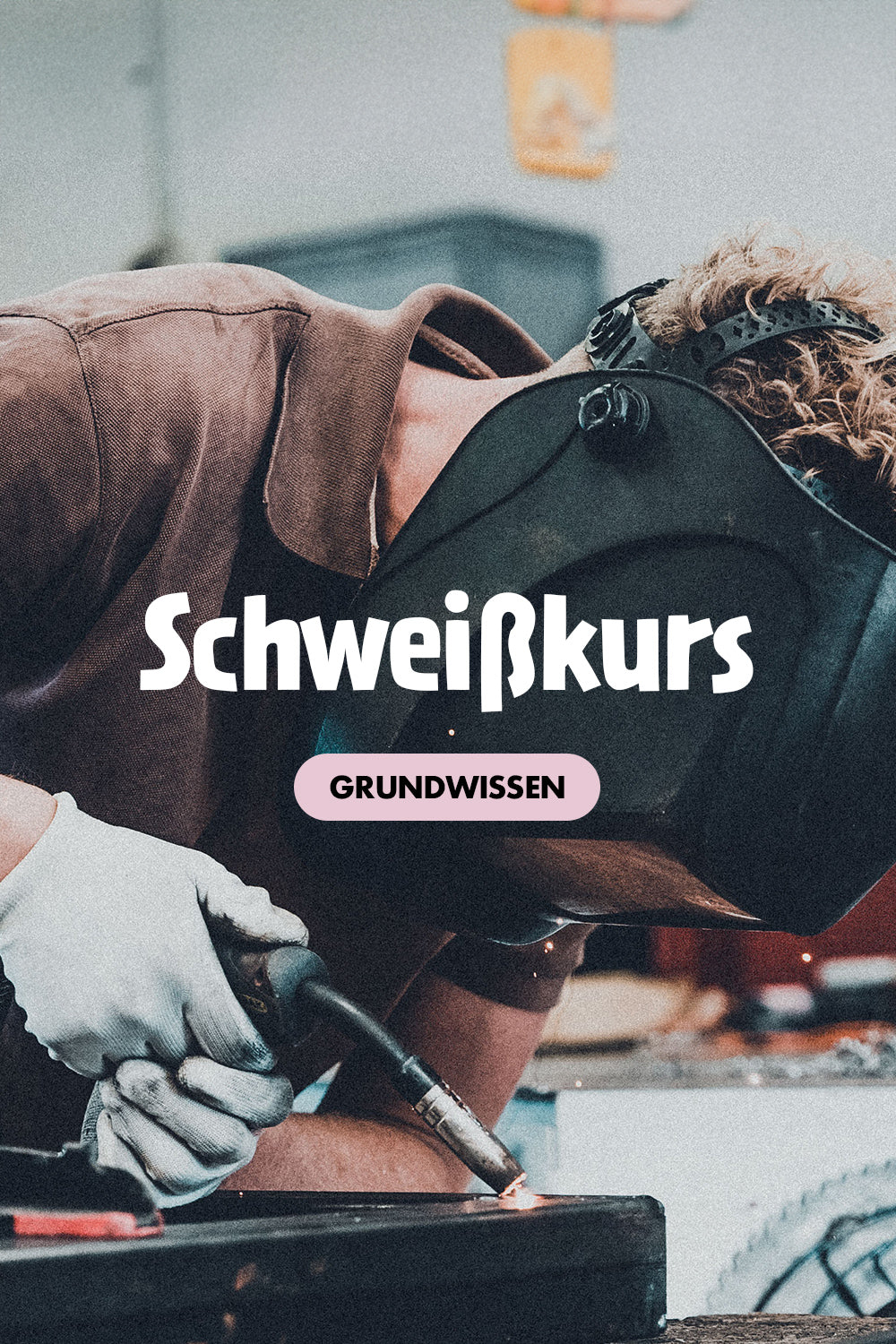 Schweißkurs Grundwissen im Kliemannsland: Teilnehmer mit Schweißmaske am Werkstück