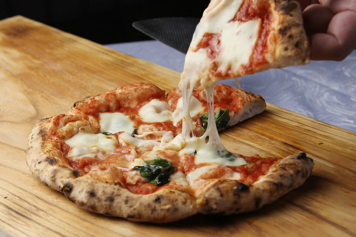 Stück Pizza Margherita mit langem Käsefaden