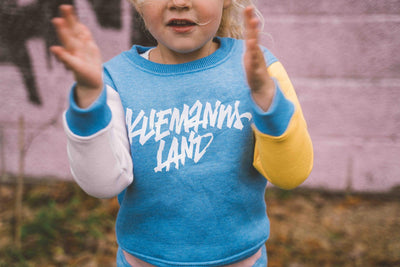 KIDS WOHLFÜHL-KLAMOTTE – CREWNECK + JOGGER BUNT - kliemannsland