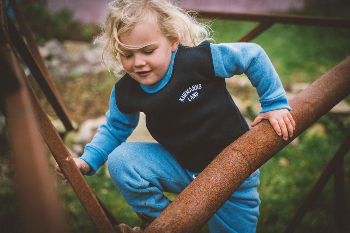 KIDS WOHLFÜHL-KLAMOTTE – CREWNECK+JOGGER BLAU - kliemannsland