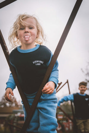 KIDS WOHLFÜHL-KLAMOTTE – CREWNECK+JOGGER BLAU - kliemannsland