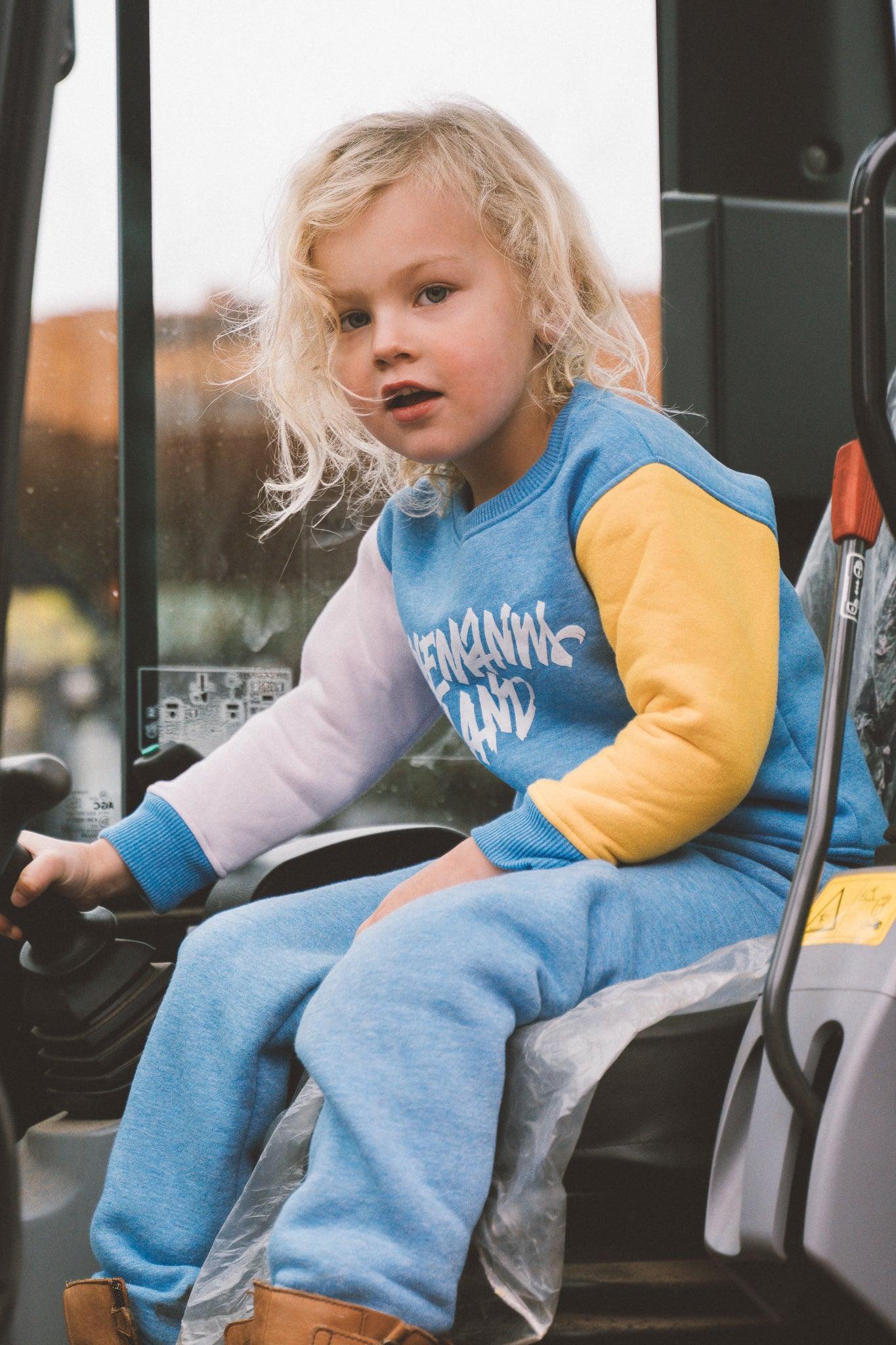 KIDS WOHLFÜHL-KLAMOTTE – CREWNECK + JOGGER BUNT - kliemannsland